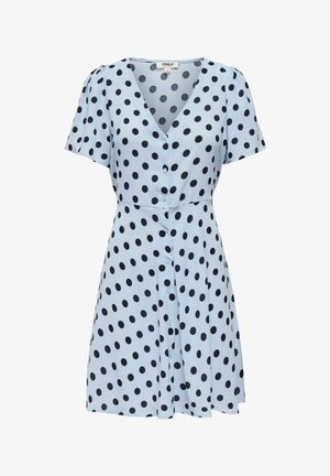 Robe bleu clair à manches courtes avec des pois noirs, col en V, taille cintrée et fermeture à boutons sur le devant.