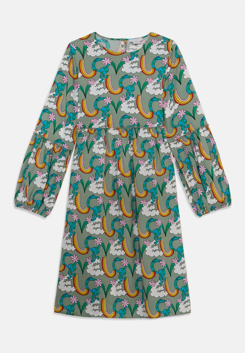 Natisnjena obleka z zelenim materialom, okrašenim z mavrico, oblakom in cvetličnimi vzorci. Okrugli ovratnik, dolgi napihnjeni rokavi in nabrana pasna linija.