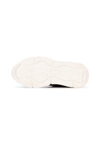 Baskets noires avec une tige en tissu texturé et une semelle en caoutchouc blanc. La semelle présente un motif en vagues pour une meilleure traction et flexibilité.
