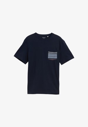 Temno modra majica s kratkimi rokavi, opremljena s prugastim žepom na levi strani. Narejena iz ribane tekstilne tkanine.