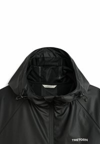 Svart vattentät jacka med hög krage, justerbara dragsnören och en slät yta. Har ett mesh-foder för ökad komfort.