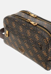 Bolso sintético negro con un patrón geométrico de logotipo en color marrón claro, doble cremallera dorada y un bolsillo delantero. Cuenta con una forma rectangular elegante.