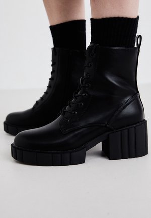 Kotníkové boty na platformě - black