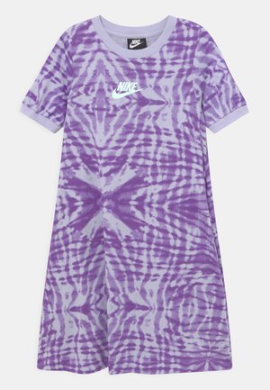 Fioletowo-biała sukienka Nike z krótkim rękawem, z efektem tie-dye, z okrągłym dekoltem i logo umieszczonym na środku klatki piersiowej.