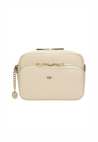 Borsa a tracolla in pelle beige con hardware dorato, scomparti con doppi zip e un charm decorativo. Texture liscia e forma rettangolare.