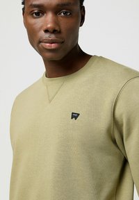 Wrangler LONG SLEEVE SIGN OFF CREW FOR REGULAR FIT - Felpa - aloe