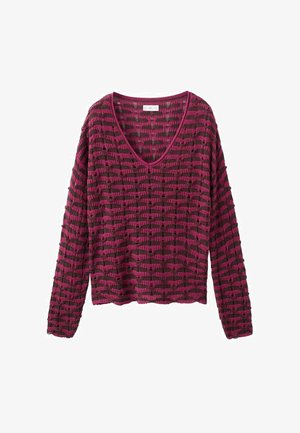 Pulover z dolgimi rokavi in izrezom v obliki črke V v temno vijolični barvi z ročnim vzorcem roza črt in majhnimi luknjami po celotni površini, z ohlapnim krojem.
