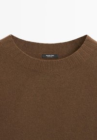 Maglione marrone a maglia con collo girocollo e costo ribattuto, con etichetta "Massimo Dutti" visibile all'interno del collo sul retro.