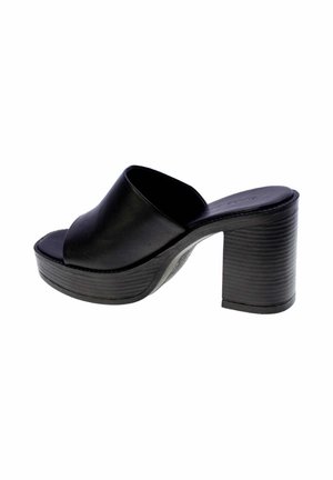 Mule platform nero con punta aperta, ampia fascia in pelle e tacco spesso a blocchi impilati, mostrato di profilo su sfondo bianco.