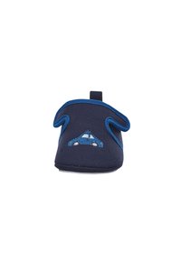 Chausson pour enfant bleu marine avec une broderie de voiture bleue à l'avant et une languette à l'arrière.
