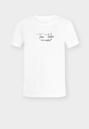 Witte katoenen T-shirt met een ronde hals en korte mouwen. Opdruk met de tekst "Tom Tailor love is everything" in zwart en rood.