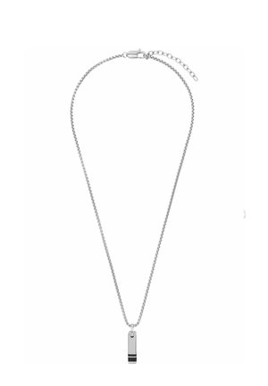 Zilveren ketting met rechthoekige hanger met twee zwarte horizontale strepen op een witte achtergrond.