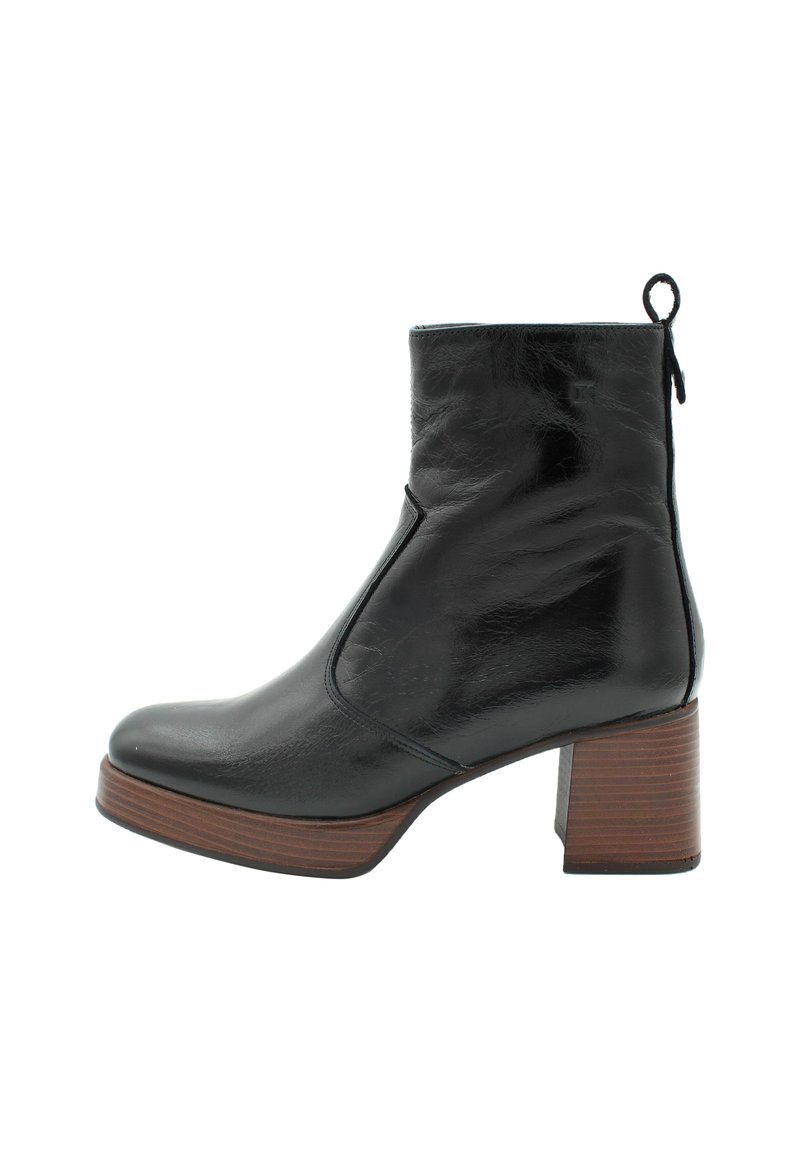 Bottine en cuir noir avec un talon carré, dotée d'un bout arrondi et d'une fermeture éclair sur le côté, ornée d'une semelle texturée marron.