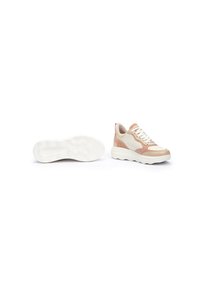 Zapatillas deportivas que presentan una mezcla de colores melocotón y crema, materiales de malla y cuero, detalles texturizados y una suela blanca gruesa.