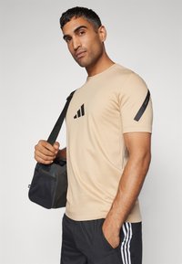 adidas Sportswear Potiskana majica - magic beige