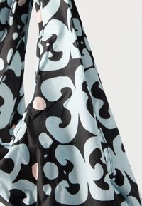 Juodas audinio maišelis su dideliu, abstrakčiu raštu šviesiai mėlynos ir rožinės spalvų tonais, lygios tekstūros ir tvirtomis siūlėmis.