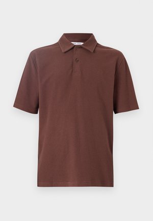 Polo marrone realizzato in tessuto traspirante, con colletto classico e patta con tre bottoni, adornato da un logo discreto sul petto.