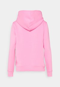 Vaaleanpunainen hupullinen collegepaita, jossa pitkät hihat, kengurutasku sekä resorireunat hihoissa ja helmassa. Sileä kangas pehmeällä tekstuurilla.