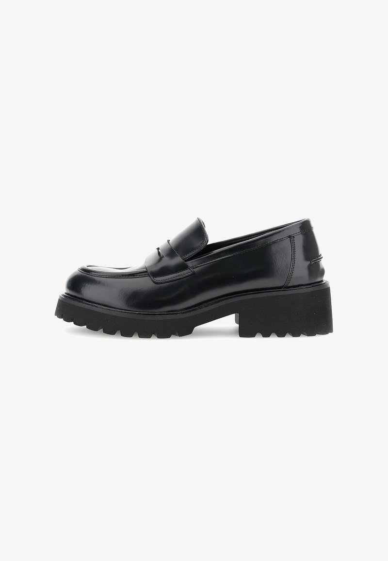 Mocasín de cuero negro con suela de goma gruesa y tacón bajo, que presenta una clásica tira estilo penny en el empeine.