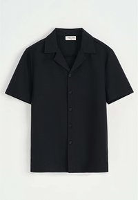 Chemise noire à manches courtes avec un col plat, un devant boutonné et des fentes sur les côtés. Confectionnée en tissu texturé avec une finition lisse.