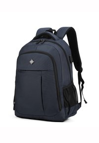 Zaino blu navy, realizzato in tessuto resistente, presenta un compartimento principale, una tasca frontale con zip, una tasca laterale in rete e spallacci imbottiti regolabili.