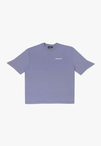 Lys lilla oversized t-skjorte laget av bomull. Har kortermede ermer og rund hals. Lite hvitt logo på brystet.
