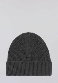 Ciemnoszara dziergana czapka z prążkowanym mankietem, z teksturowanym wzorem i zaokrąglonym wierzchołkiem, odpowiednia na zimną pogodę.