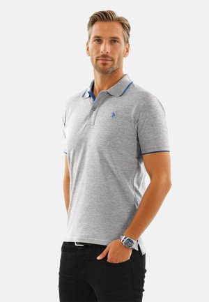 Graues Baumwoll-Polohemd mit kurzen Ärmeln, blauen Akzenten am Kragen und den Bündchen, mit einem kleinen blauen Logo auf der Brust.