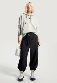 Tommy Jeans XS BADGE - Felpa con cappuccio - faded willow