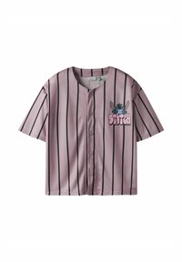 Roosa triibuline lühikeste varrukatega särk, millel on nööpidega eesmine osa ja Stitchi graafika vasakul rinnal, valmistatud kerge kangaga.