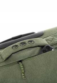 Borsa di stoffa verde con una texture liscia e chiusura con zip. Presenta tre icone e un telefono smartphone nero visibile che spunta dalla tasca.