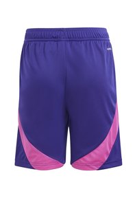 Pantalones cortos deportivos morados con paneles de acento rosa. Cintura elástica; textura suave; tiro corto; sin bolsillos; logo en la parte trasera de la cintura.