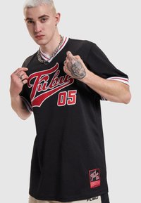 FUBU - VARSITY - Nyomott mintás póló - black red white Miniatűr kép 1