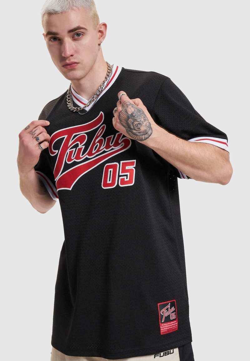 Tricou din plasă neagră cu logo-ul roșu "FUBU", detalii albe, mâneci scurte și etichetă rectangulară în colțul din stânga jos.