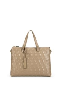 Beżowa torebka wykonana z teksturowanej skóry z geometrycznym wzorem, z podwójnymi uchwytami u góry i zapięciem na zamek. Posiada odczepianą metkę.