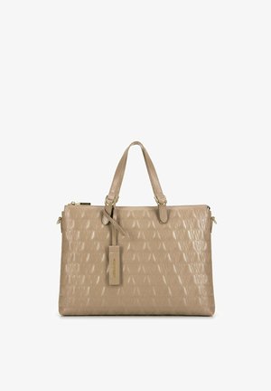 Beige Handtasche aus strukturiertem Leder mit geometrischem Muster, doppelten oberen Griffen und einem Reißverschluss. Enthält ein abnehmbares Etikett.