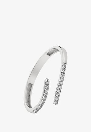 Silbernes Manschettenarmband mit zwei Enden, die an einer Seite kleine klare Edelsteine aufweisen. Glatte, polierte Oberfläche mit minimalistischem Design.