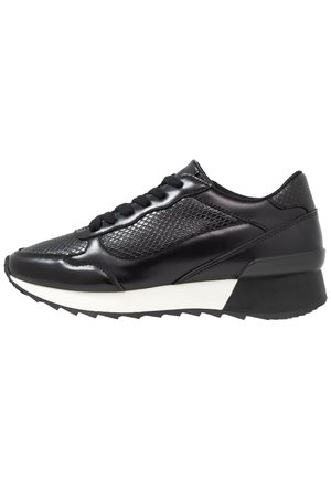 Sneaker nera con tomaia in pelle liscia e mesh, caratterizzata da un motivo testurizzato, lacci neri e una suola inter.media bianca a contrasto.