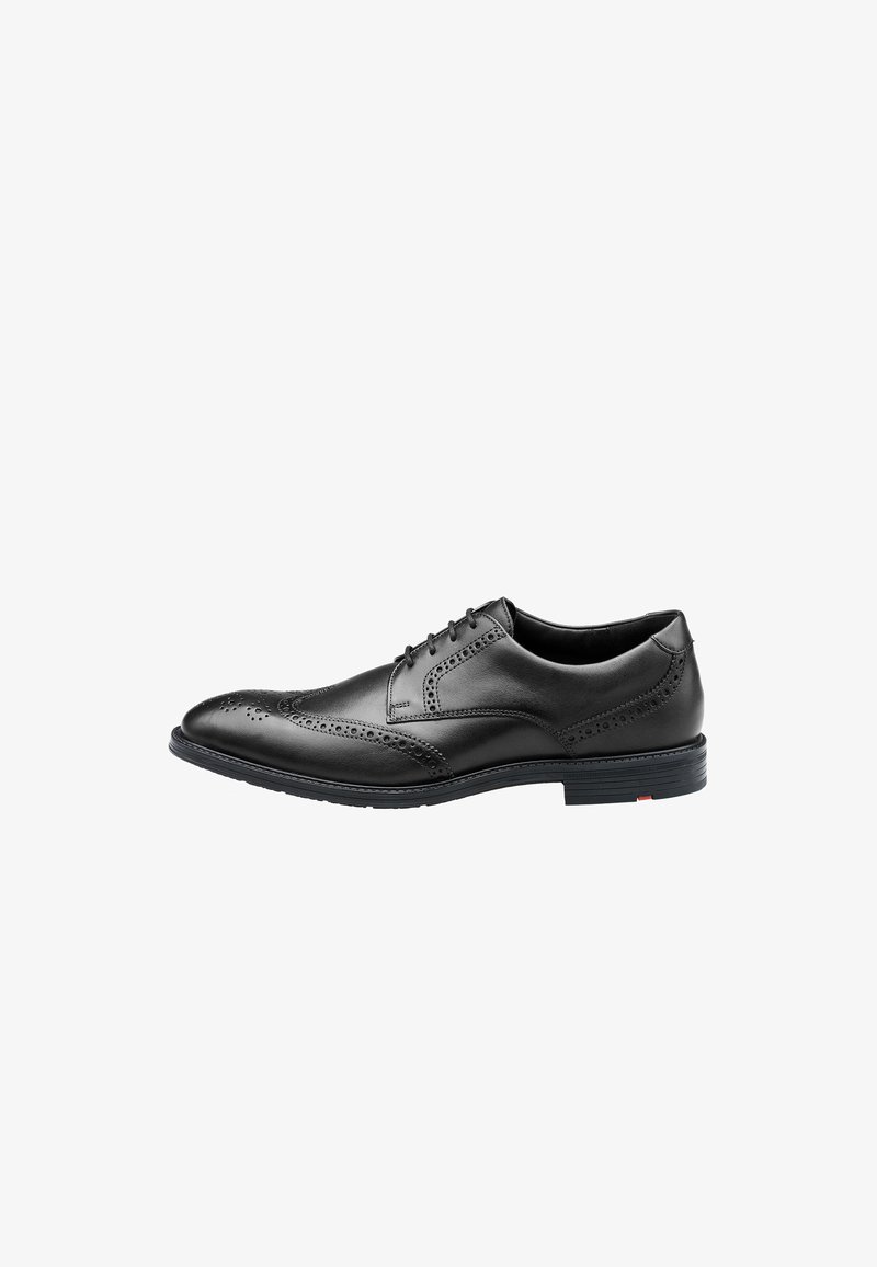 Chaussure habillée en cuir noir avec design à bout golf, détails brogue, semelle plate et bout rond. Dispose d'une fermeture à lacets et d'une texture lisse.
