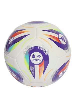 Balón de fútbol blanco con patrones gráficos en púrpura, naranja y verde y logo de PKO Bank Polski Ekstraklasa en el centro.