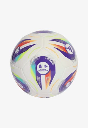 Balón de fútbol blanco con patrones gráficos en púrpura, naranja y verde y logo de PKO Bank Polski Ekstraklasa en el centro.