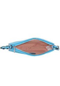 Niebieska skórzana kopertówka z zapięciem na zamek, z miękkim wnętrzem w jasnoróżowym odcieniu. Zewnętrzna strona jest gładka, podkreślona srebrnymi akcentami.