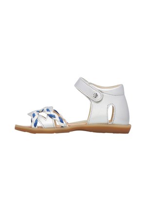 Sandalo con cinturino intrecciato bianco e blu con punta aperta, cinturino alla caviglia e suola marrone, mostrato di profilo su sfondo bianco.