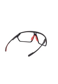Sportovní brýle s černým rámem, červenými akcenty na stranách a鼻ních podložkách, lehký design a obdélníkové čočky.