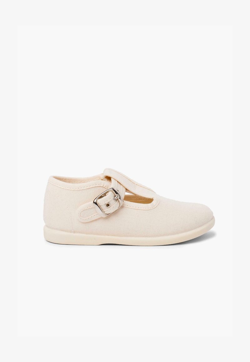 Blassbeige Leinenschuh im Mary-Jane-Stil, mit einer seitlichen Schnalle und runder Zehenpartie, auf einer beigen Gummisohle montiert.