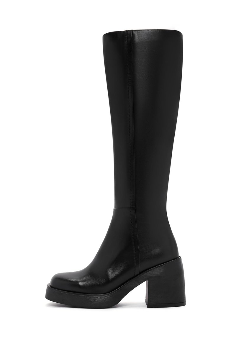 Stivale nero fino al ginocchio realizzato in pelle liscia, con un tacco largo e una punta arrotondata. Cuciture decorative percorrono il lato.