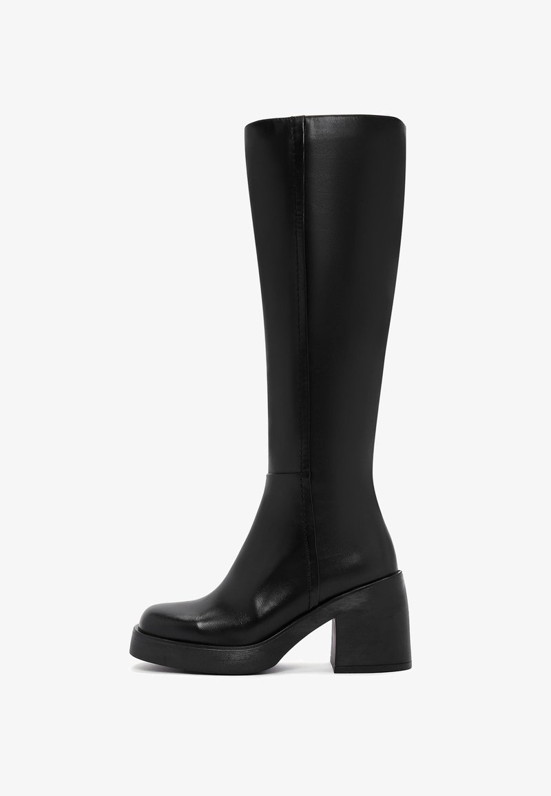 Black knee-high boot made of smooth leather, featuring a chunky block heel and rounded toe. Seam detailing runs along the side.