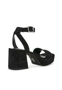 Sandali platform in suede nero con cinturino alla caviglia, tacco a blocco quadrato e design con punta aperta. Dotati di un dettaglio con fibbia metallica.