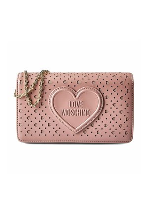 Bolso de mano de cuero rosa con corazones perforados, parche central en forma de corazón con relieve "LOVE MOSCHINO" y cadena dorada para el hombro.