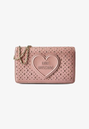 Clutch in pelle rosa con cuori traforati, patch centrale a forma di cuore con la scritta "LOVE MOSCHINO" in rilievo e tracolla a catena dorata.
